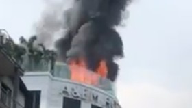 Cháy khách sạn ở trung tâm quận 1, người dân chạy tán loạn