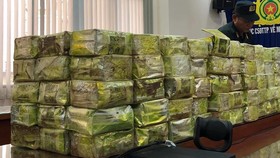 Người nước ngoài vận chuyển số lượng ma túy rất lớn trên xe bán tải