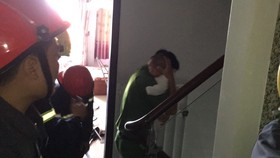 Giải cứu người phụ nữ cùng bé trai 8 tháng tuổi mắc kẹt trong thang máy ở TPHCM.