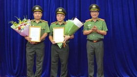 Thứ trưởng Bộ Công an Nguyễn Văn Thành trao các Quyết định của Bộ trưởng Bộ Công an cho Đại tá Nguyễn Văn Long và Đại tá Nguyễn Hữu Hưng