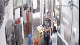Hình ảnh cắt từ camera bệnh viện cho thấy người đàn ông hành hung nữ điều dưỡng. 