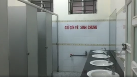 Nhà vệ sinh Trung tâm Văn hóa Lao động tỉnh Bình Dương, nơi đối tượng Kiều Văn Liệt dùng dao khống chế, cướp rồi hiếp dâm chị S.