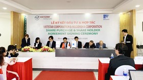 Quan cảnh buổi lễ ký kết đầu tư, hợp tác chiến lược kinh doanh ra mắt công ty sản xuất tủ bảng điện tử tại Việt Nam