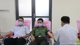 Đại tá Nguyễn Sỹ Quang, Phó Giám đốc Công an TPHCM tham gia hiến máu tình nguyện tại trụ sở Công an TPHCM