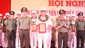 Thứ trưởng Lương Tam Quang chụp ảnh lưu niệm cùng với tập thể, cá nhân điển hình trong phong trào thi đua “Vì an ninh Tổ quốc” 