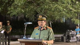 Đại tá Lê Hồng Nam - Giám đốc Công an TPHCM phát biểu tại buổi lễ ra quân tấn công trấn áp tội phạm. Ảnh: CHÍ THẠCH 