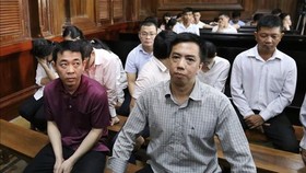 Bị cáo Nguyễn Minh Hùng (trái) và bị cáo Võ Mạnh Cường tại phiên xét xử trước đó. Ảnh: TTXVN