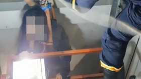 Giải cứu thành công cô gái mắc kẹt trong thang máy bị rơi