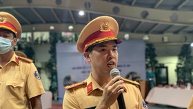 Thượng tá Huỳnh Trung Phong - Trưởng PC08, Công an TPHCM chủ trình buổi lễ ra quân. Ảnh: CHÍ THẠCH 