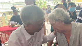 Phó Chủ tịch UBND TPHCM Võ Văn Hoan thăm, động viên gia đình các nạn nhân. Ảnh: CHÍ THẠCH 