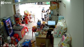 Bắt 2 “bợm nhậu” chuyên giả vờ mua rồi cướp bia của các cửa hàng ở TP Thủ Đức