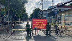 Lực lượng chức năng phong tỏa khu vực có ca nghi mắc Covid-19, phường Tam Bình, TP Thủ Đức. Ảnh: CHÍ THẠCH 