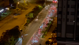 Nhóm "quái xế" tụ tập đua xe trên đường Nguyễn Hữu Thọ vào rạng sáng 29-6. Ảnh: N.S.