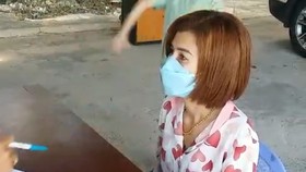 Công an lấy lời khai Trần Thị Anh. Ảnh: CHÍ THẠCH