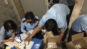 Lực lượng chức năng kiểm kê thuốc tại hiện trường