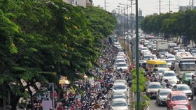 Hàng ngàn phương tiện ùn ứ kéo dài trên đại lộ Phạm Văn Đồng hướng về sân bay Tân Sơn Nhất