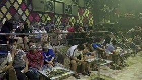 Đột kích quán bar Paradise ở quận Tân Phú phát hiện gần 70 dương tính chất ma túy. Ảnh: CHÍ THẠCH