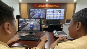 Cán bộ CSGT quan sát phương tiện giao thông qua Hệ thống giám sát