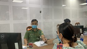 Cán bộ chiến sĩ Phòng PA08, Công an TPHCM làm thủ tục cho người dân làm hộ chiếu. Ảnh: CHÍ THẠCH
