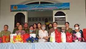 Hai đơn vị trao các phần quà cho các gia đình chính sách. Ảnh: BẢO TRÂN