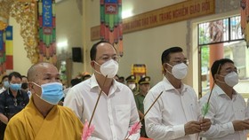Phó Bí thư Thành ủy TPHCM Nguyễn Hồ Hải cùng lãnh đạo UBND quận 11 tại buổi lễ tưởng niệm. Ảnh: CHÍ THẠCH 