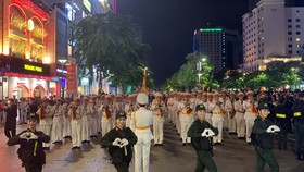 Hàng ngàn người dân xem biểu diễn nhạc kèn, diễu hành ở phố đi bộ Nguyễn Huệ. Ảnh: CHÍ THẠCH 