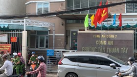 Chiếc xe ô tô chở thi thể chị N. đậu  trước Công an phường Tân Thuận Tây. Ảnh: CHÍ THẠCH 