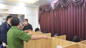 Xuyên đêm khám xét nhiều nơi liên quan đường dây mạo danh ngân hàng để lừa đảo