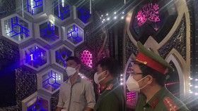Lực lượng chức năng kiểm tra quán karaoke ở quận Gò Vấp. Ảnh: CHÍ THẠCH