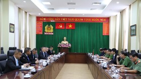 Hai đơn vị tặng quà lưu niệm cho nhau