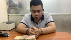 Bị can Nguyễn Hồng Thạch tại cơ quan công an. Ảnh: CHÍ THẠCH