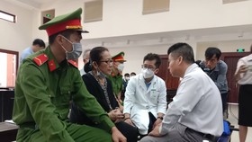 Bác sĩ thăm khám cho bị cáo Dương Thị Bạch Diệp tại tòa