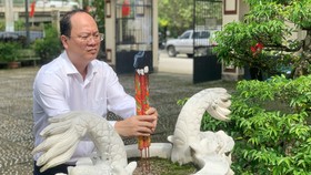 Phó Bí thư Thành ủy TPHCM Nguyễn Hồ Hải dâng hương tại Đài tưởng niệm Liệt sĩ Cầu Xáng. Ảnh: CHÍ THẠCH