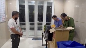 Công an tống đạt quyết định bắt tạm giam với Nguyễn Thế Hùng, Giám đốc Công ty xăng dầu Phúc Thọ