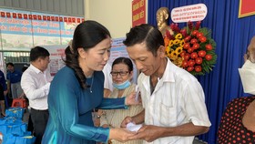 Phó Ban thường trực Ban Dân vận Thành ủy TPHCM Nguyễn Thị Bạch Mai trao quà cho các hộ gia đình có hoàn cảnh khó khăn. Ảnh: CHÍ THẠCH 