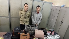 Hai đối tượng tại trụ sở Phòng Cảnh sát Hình sự Công an TPHCM. Ảnh: C.T