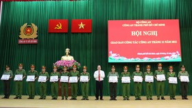 Phó Bí thư Thành ủy TPHCM Nguyễn Hồ Hải trao khen thưởng của UBND TPHCM, Bộ Công an và Giám đốc Công an TPHCM cho tập thể, cá nhân có thành tích xuất sắc