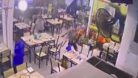 Hình ảnh nhóm côn đồ đập phá