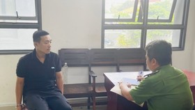 Công an lấy lời khai Thành. Ảnh: CHÍ THẠCH