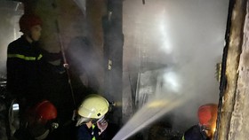 Lực lượng chức năng chữa cháy tại hiện trường