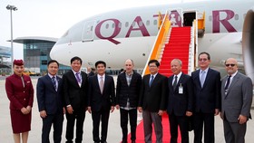 Đại diện lãnh đạo TP Đà Nẵng, Cục HKVN chào mừng đại diện hãng Qatar Airways
