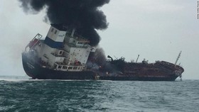 Tàu chở dầu bốc cháy dữ dội. Ảnh: Hong Kong Police