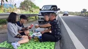 Cảnh dừng xe ăn uống trên cao tốc Nội Bài - Lào Cai ngày 6-2-2019 và được livestream trên mạng xã hội. Ảnh cắt từ clip