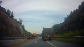 Xe container đi ngược chiều trên cao tốc Nội Bài - Lào Cai (Hình ảnh cắt từ clip)