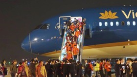 Các cầu thủ U22 và đội tuyển nữ Việt Nam rời sân bay Nội Bài đến diện kiến Thủ tướng