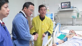 Lãnh đạo Ủy ban ATGT Quốc gia thăm nạn nhân tai nạn giao thông tại bệnh viện Việt Đức (Hà Nội)