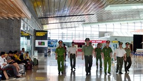 Lực lượng chức năng làm việc tại sân bay Vân Đồn