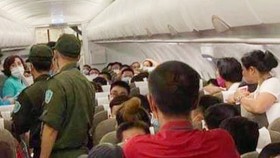 Lực lượng an ninh sân bay đưa hành khách gây rối rời khỏi máy bay