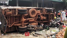 Sau khi va chạm chiếc xe tải đã lao vào chợ tông nhiều xe máy và người đi chợ, thông tin ban đầu có 3 người chết tại chỗ, 7 người bị thương