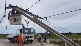 Cột điện gãy đổ trong bão số 5 tại Thừa Thiên- Huế
